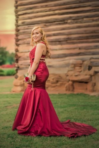 girl-barn-NC-outside